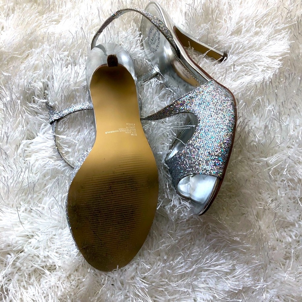 Silver Heels - Picture 8 of 8